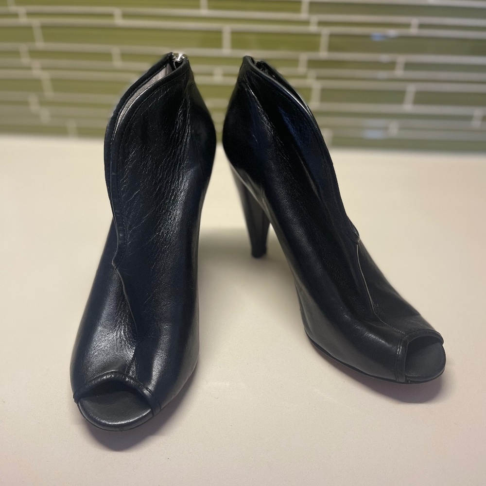 Vince Camuto Black Leather Peep Toe Ankle Booties sz 7.5